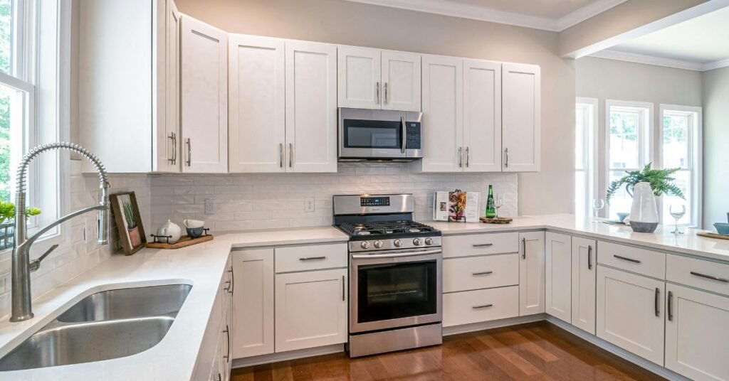 Traditional style oak kitchen cabinets